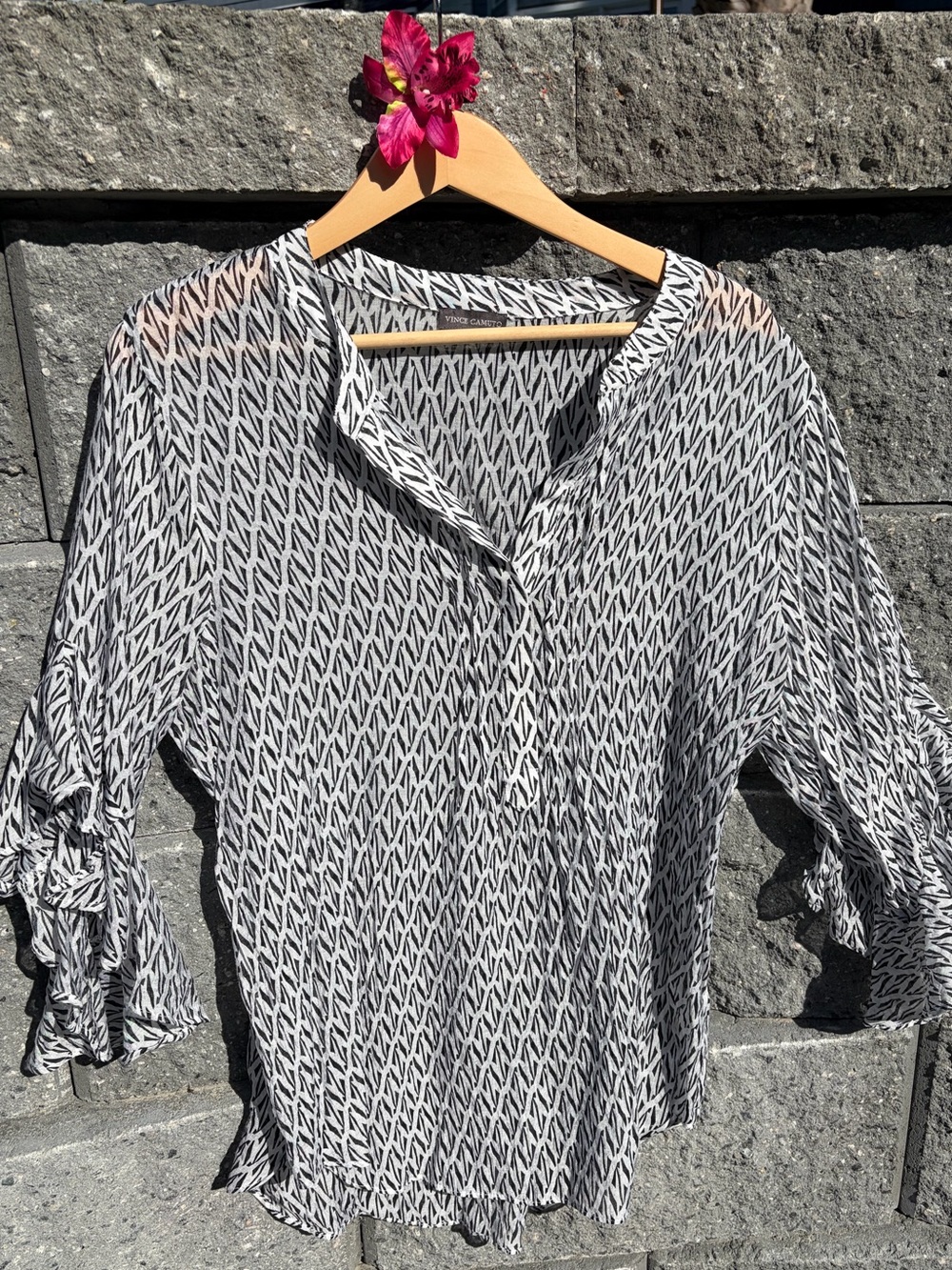Vince Camuto Black & White Chevron Ruffle Sleeve Blouse size large